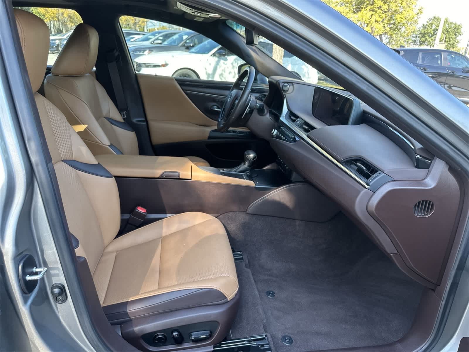 Thumbnail: 2021 Lexus ES - 17