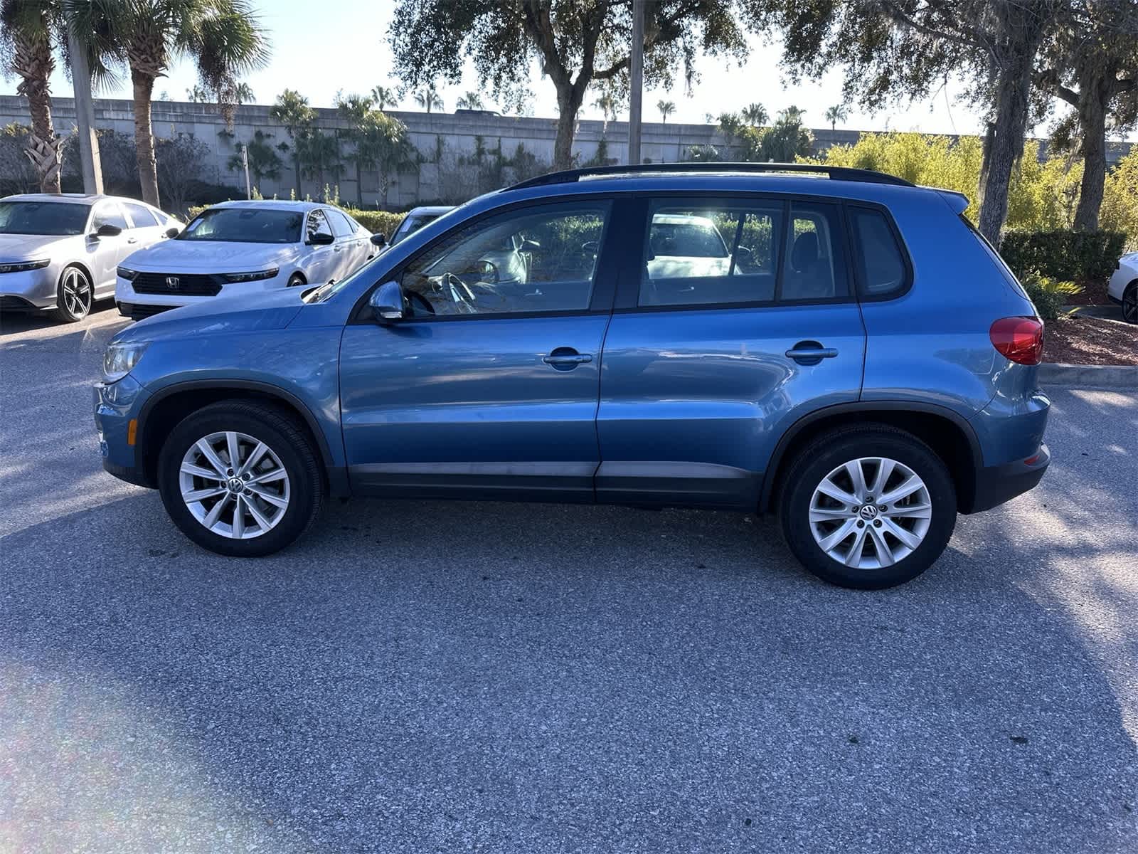 Thumbnail: 2018 Volkswagen Tiguan - 3