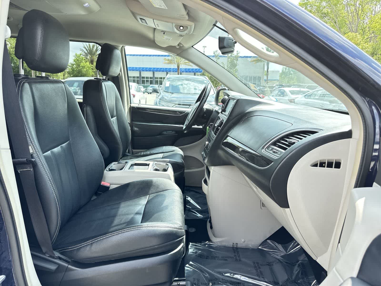 Thumbnail: 2015 Chrysler Town & Country - 17