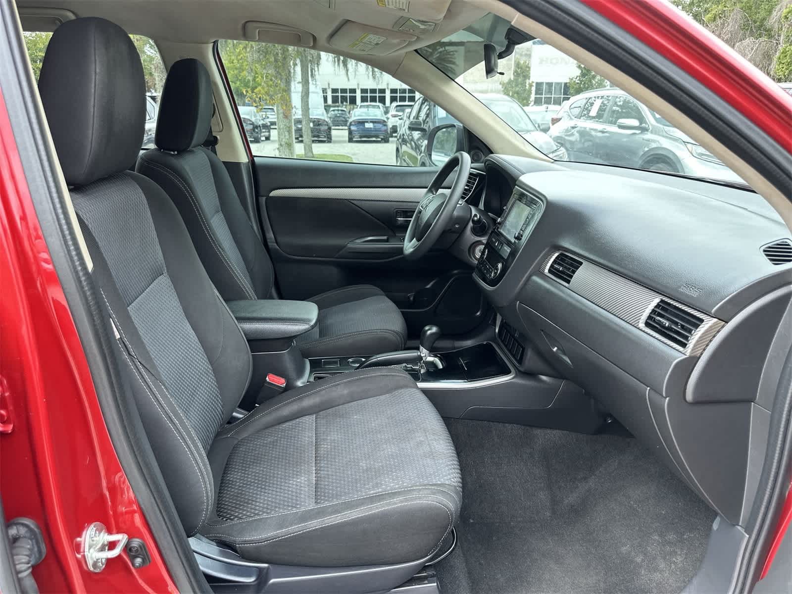 Thumbnail: 2018 Mitsubishi Outlander - 17
