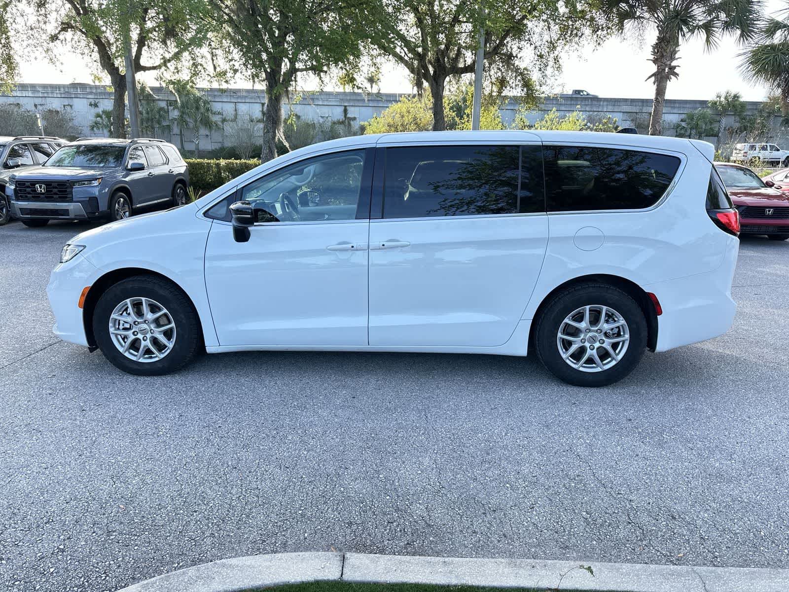 Thumbnail: 2024 Chrysler Pacifica - 3