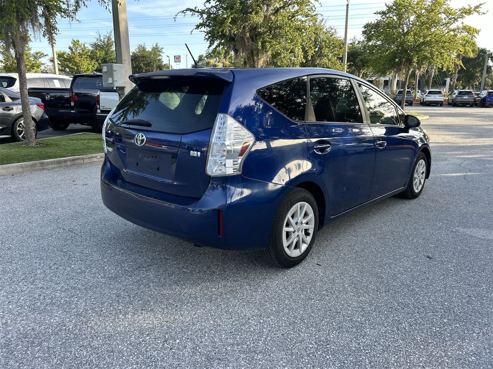 Thumbnail: 2013 Toyota Prius v - 6