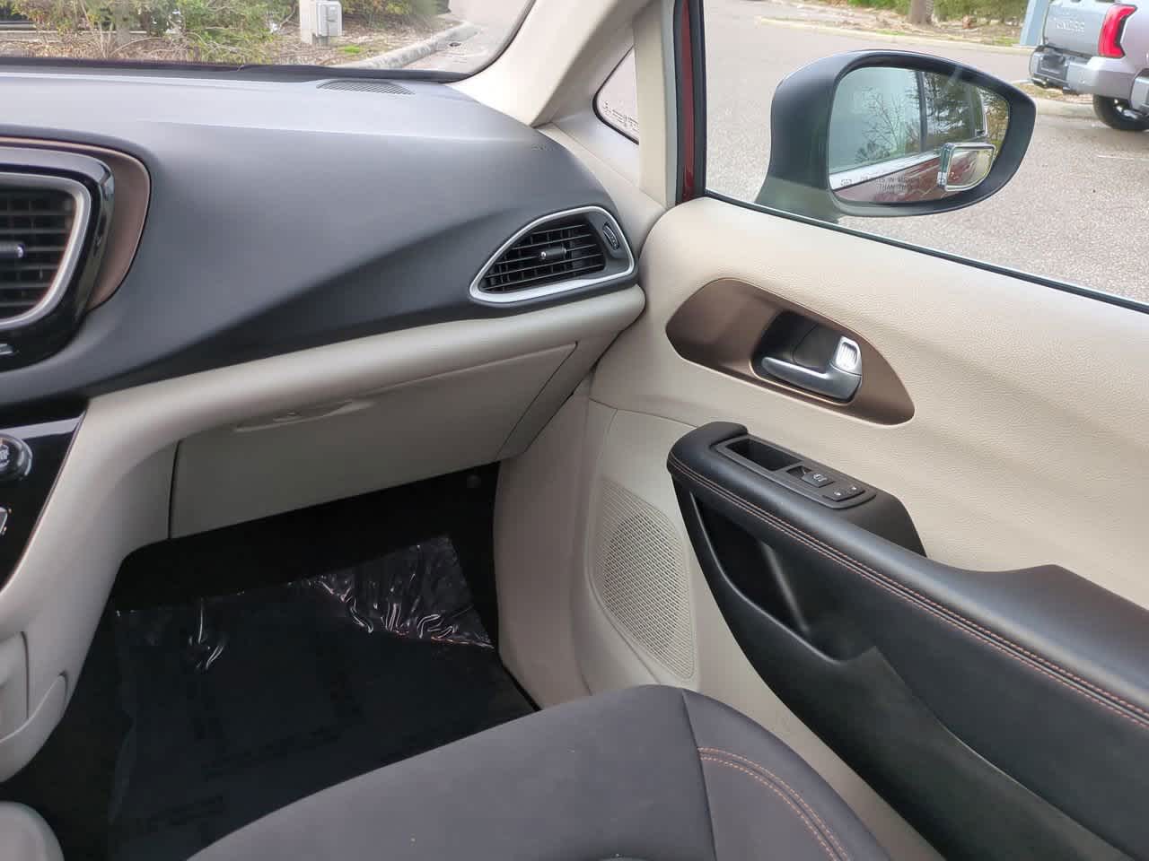 Thumbnail: 2017 Chrysler Pacifica - 17