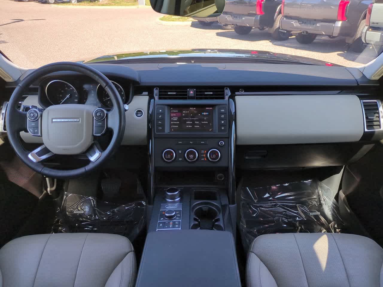 Thumbnail: 2017 Land Rover Discovery - 13
