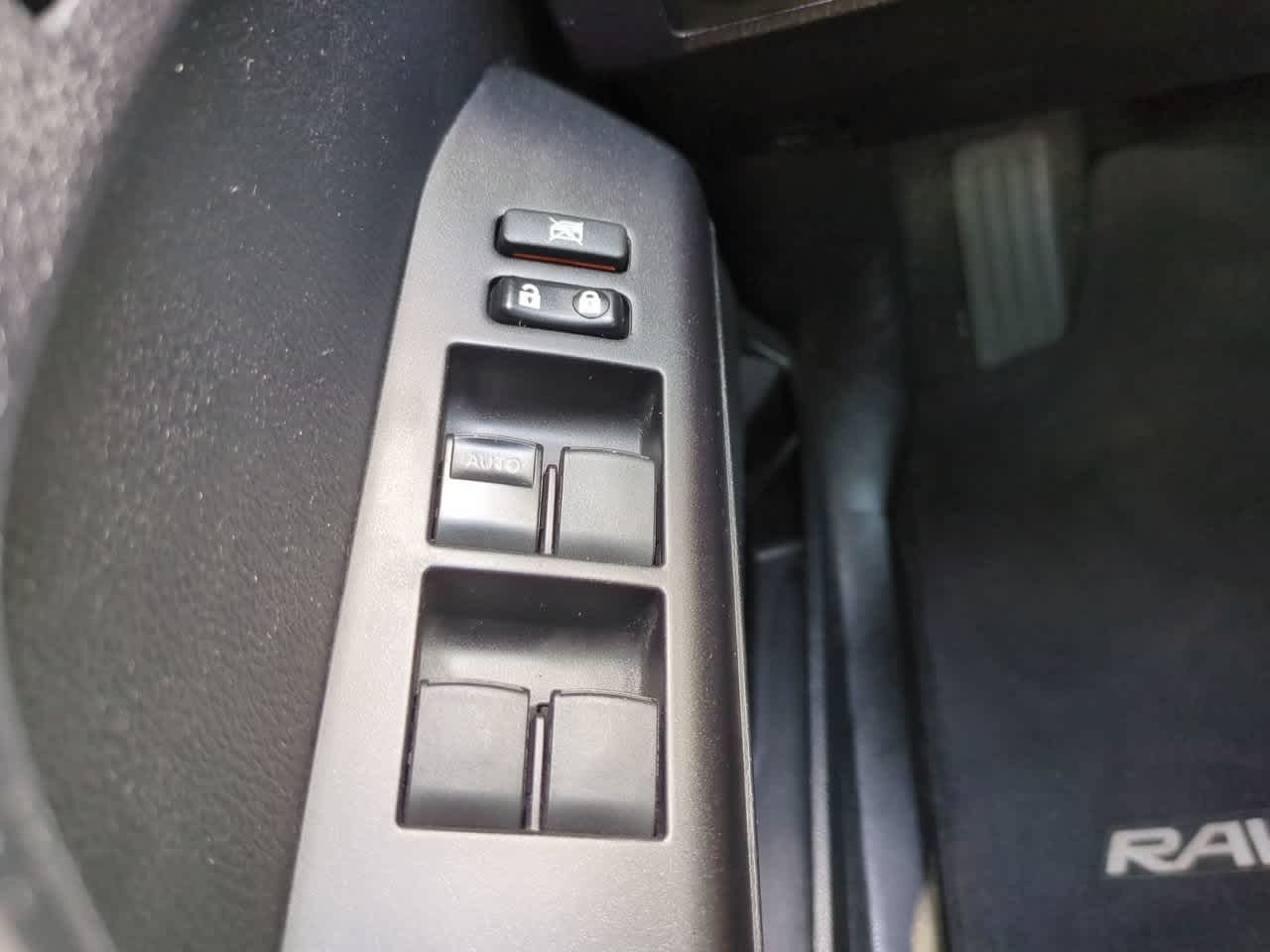 Thumbnail: 2018 Toyota RAV4 - 21
