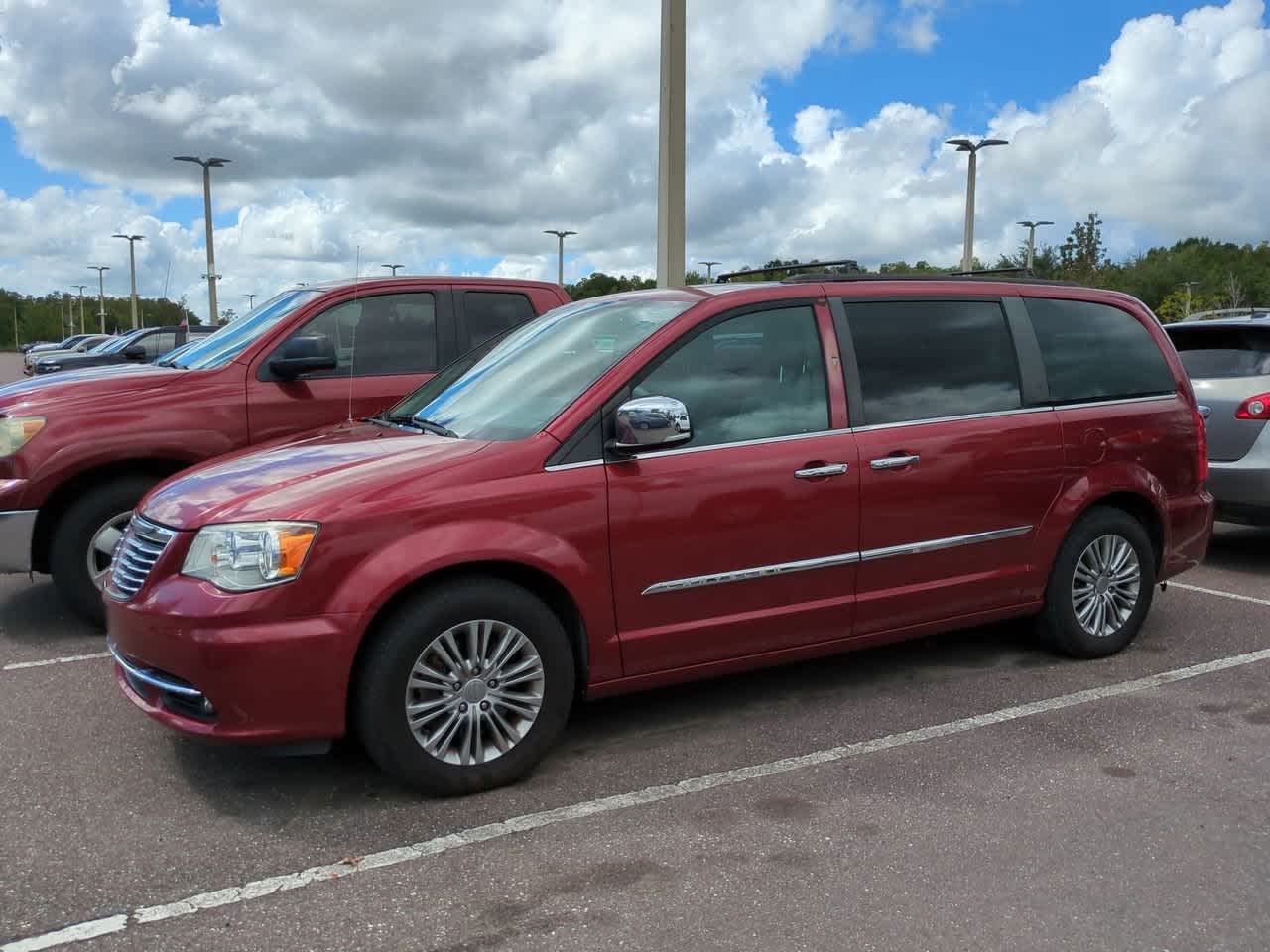 Thumbnail: 2016 Chrysler Town & Country - 3