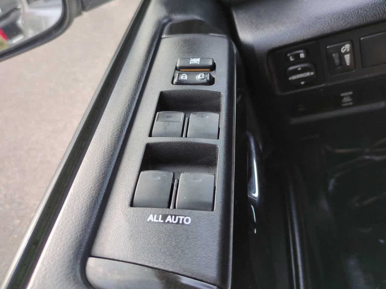 Thumbnail: 2014 Toyota 4Runner - 23