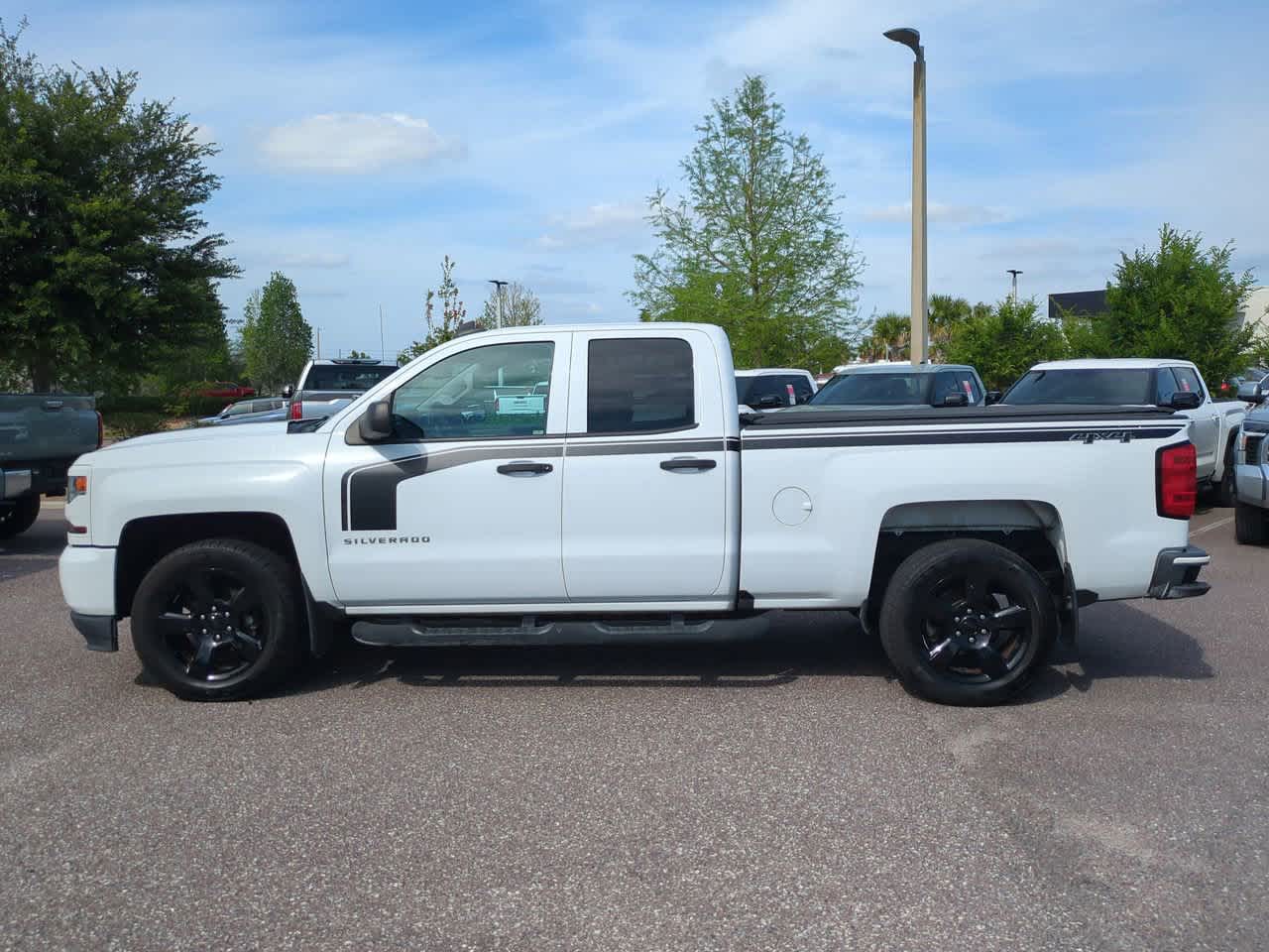 Thumbnail: 2017 Chevrolet Silverado 1500 - 3