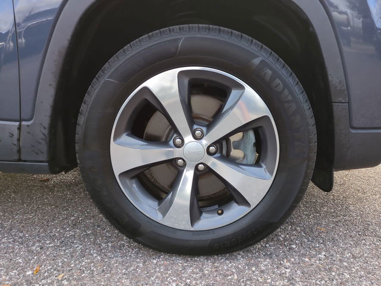 Thumbnail: 2019 Jeep Cherokee - 11