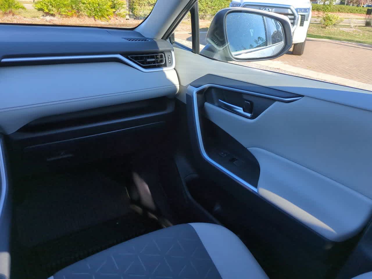 Thumbnail: 2025 Toyota RAV4 - 16