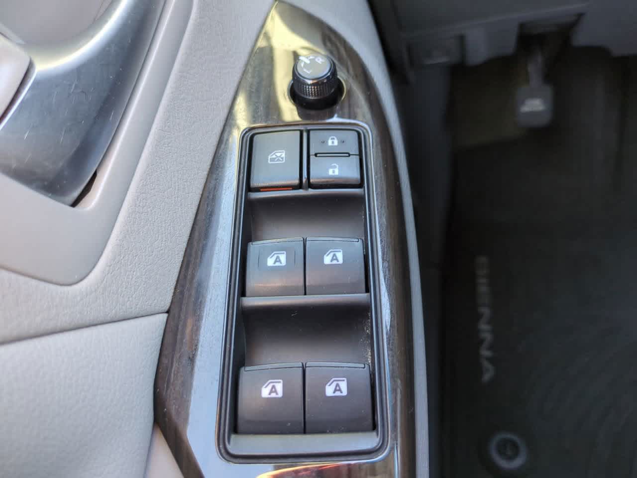 Thumbnail: 2017 Toyota Sienna - 25