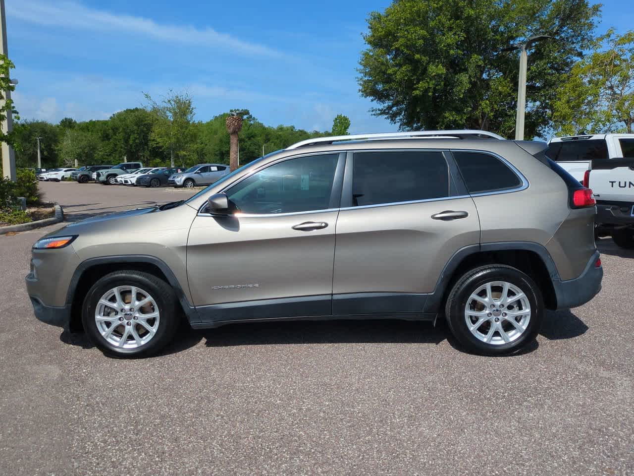 Thumbnail: 2017 Jeep Cherokee - 3