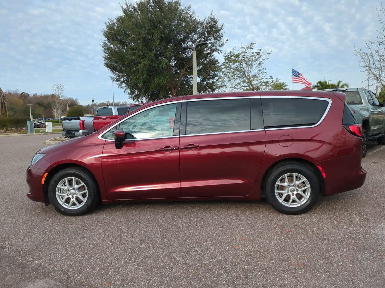 Thumbnail: 2017 Chrysler Pacifica - 3