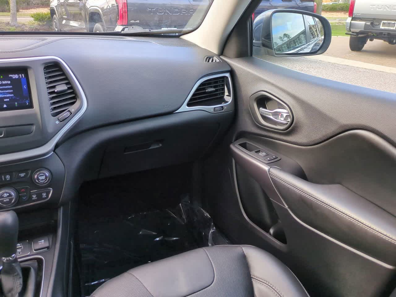 Thumbnail: 2019 Jeep Cherokee - 16