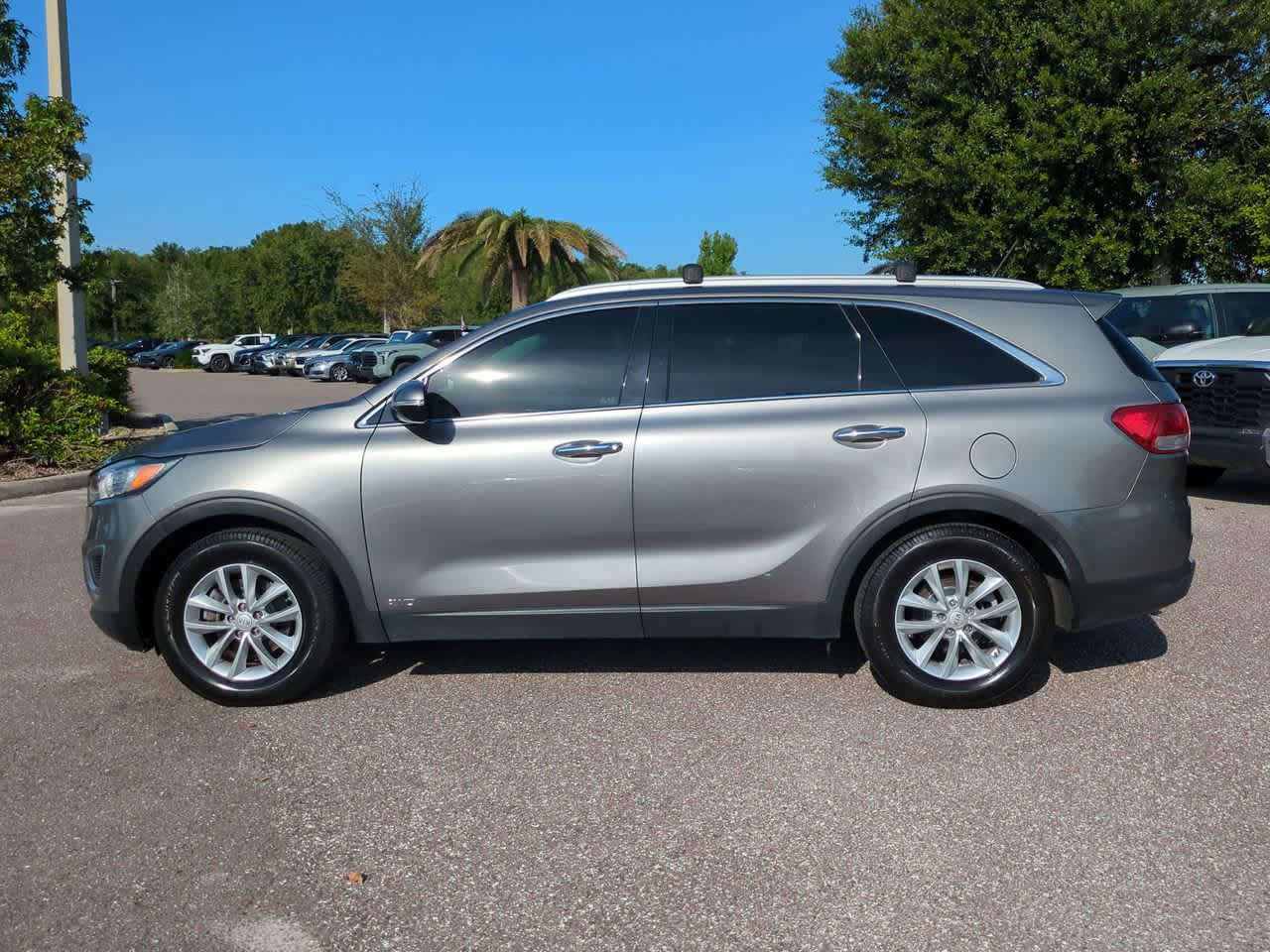 Thumbnail: 2017 Kia Sorento - 3