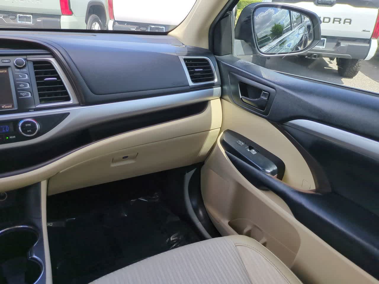 Thumbnail: 2019 Toyota Highlander - 17