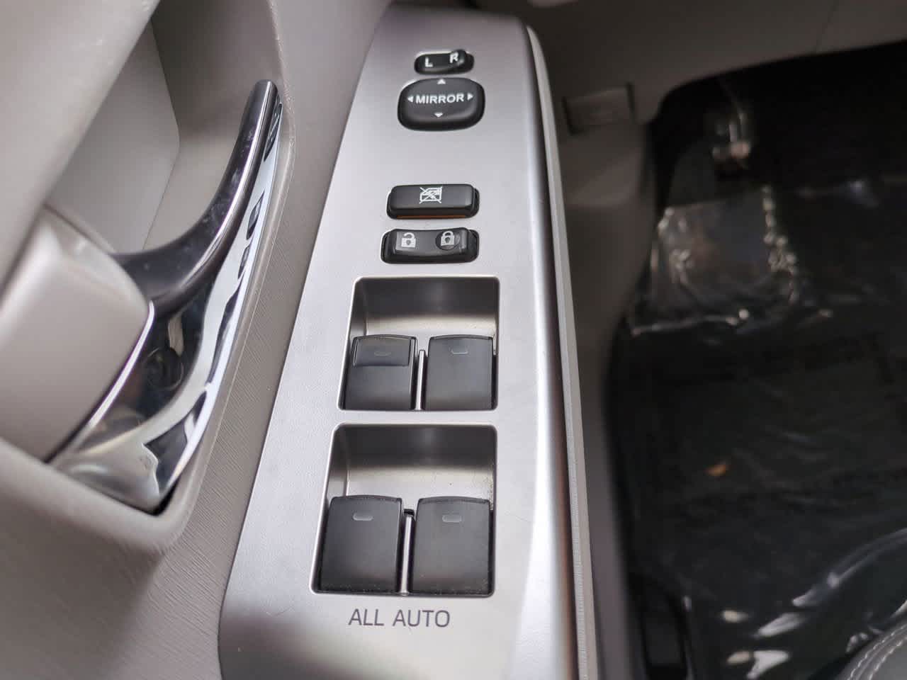 Thumbnail: 2015 Toyota Prius v - 22
