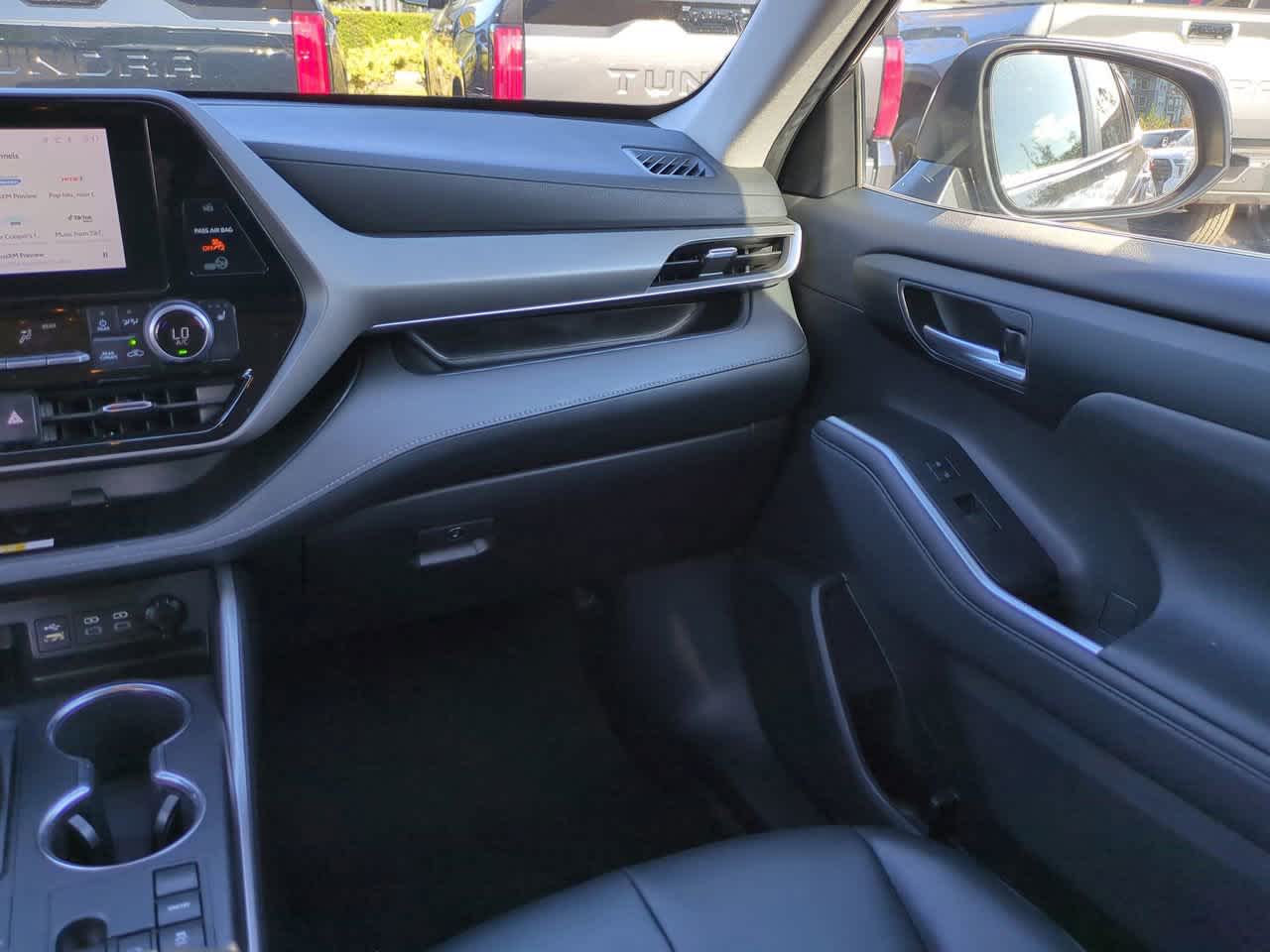 Thumbnail: 2023 Toyota Highlander - 17