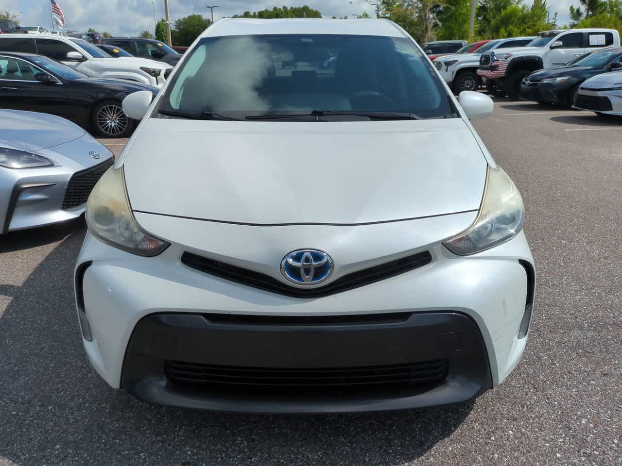 Thumbnail: 2015 Toyota Prius v - 8