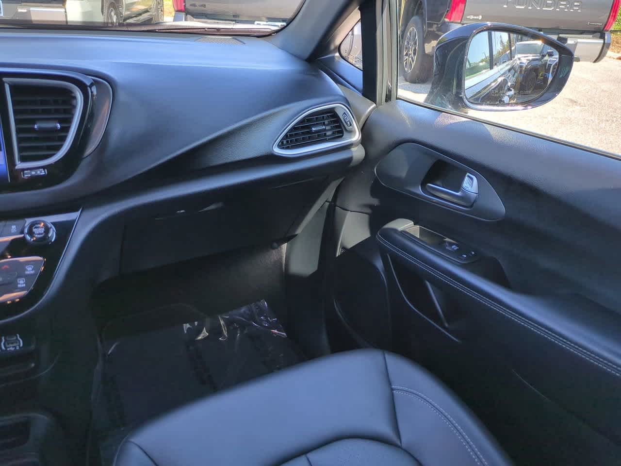 Thumbnail: 2025 Chrysler Pacifica - 17