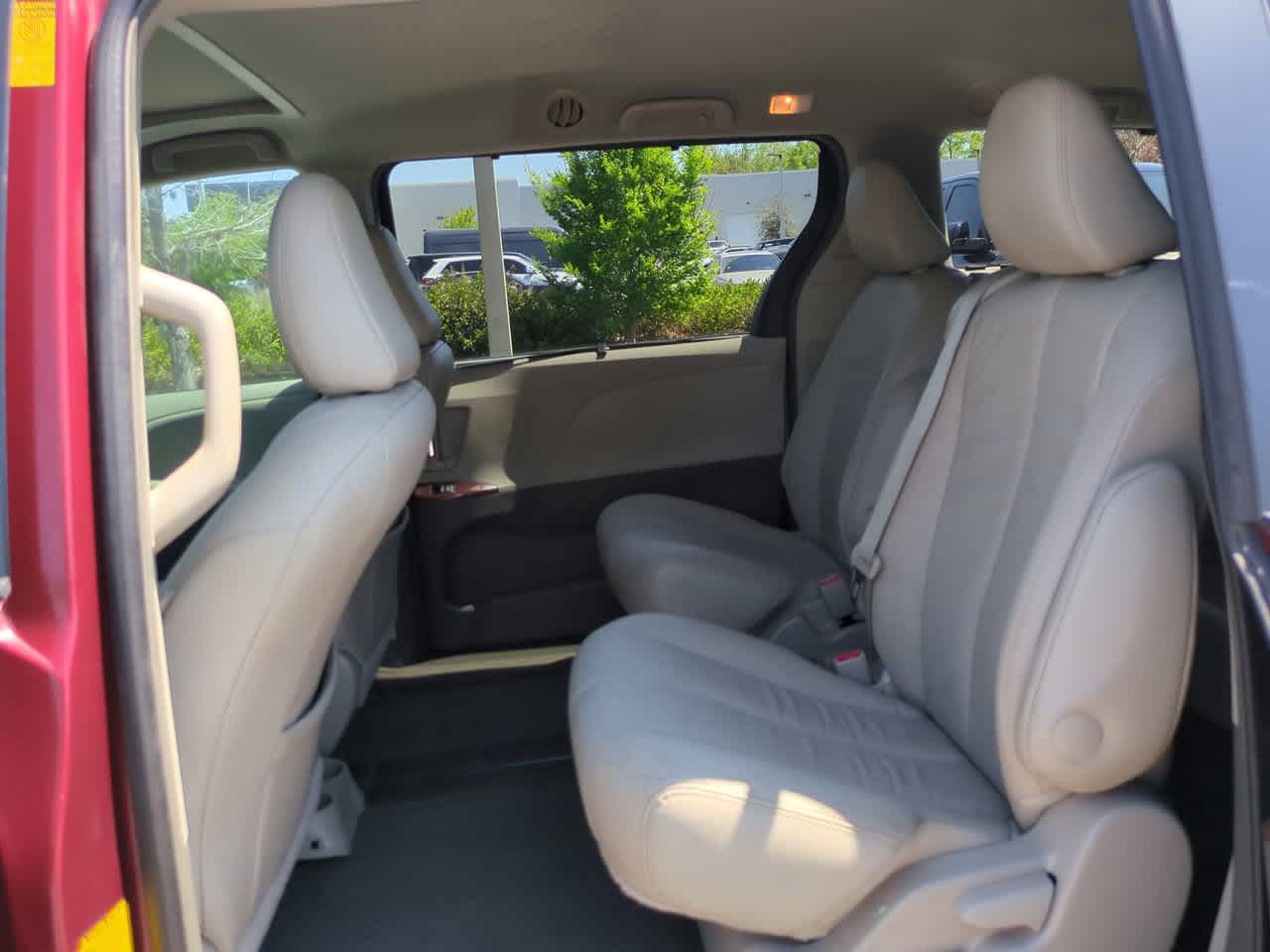 Thumbnail: 2014 Toyota Sienna - 14