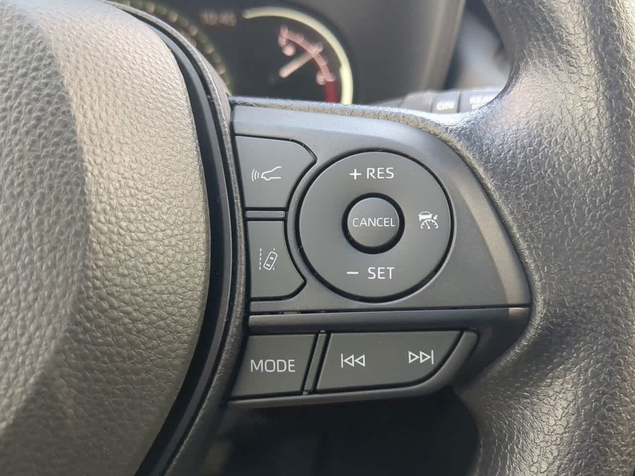 2025 Toyota RAV4 XLE 24
