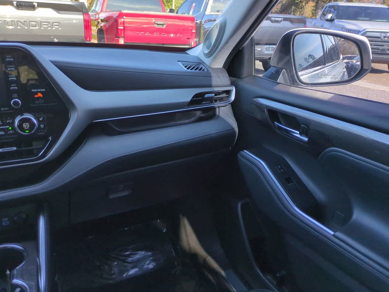 Thumbnail: 2022 Toyota Highlander - 17