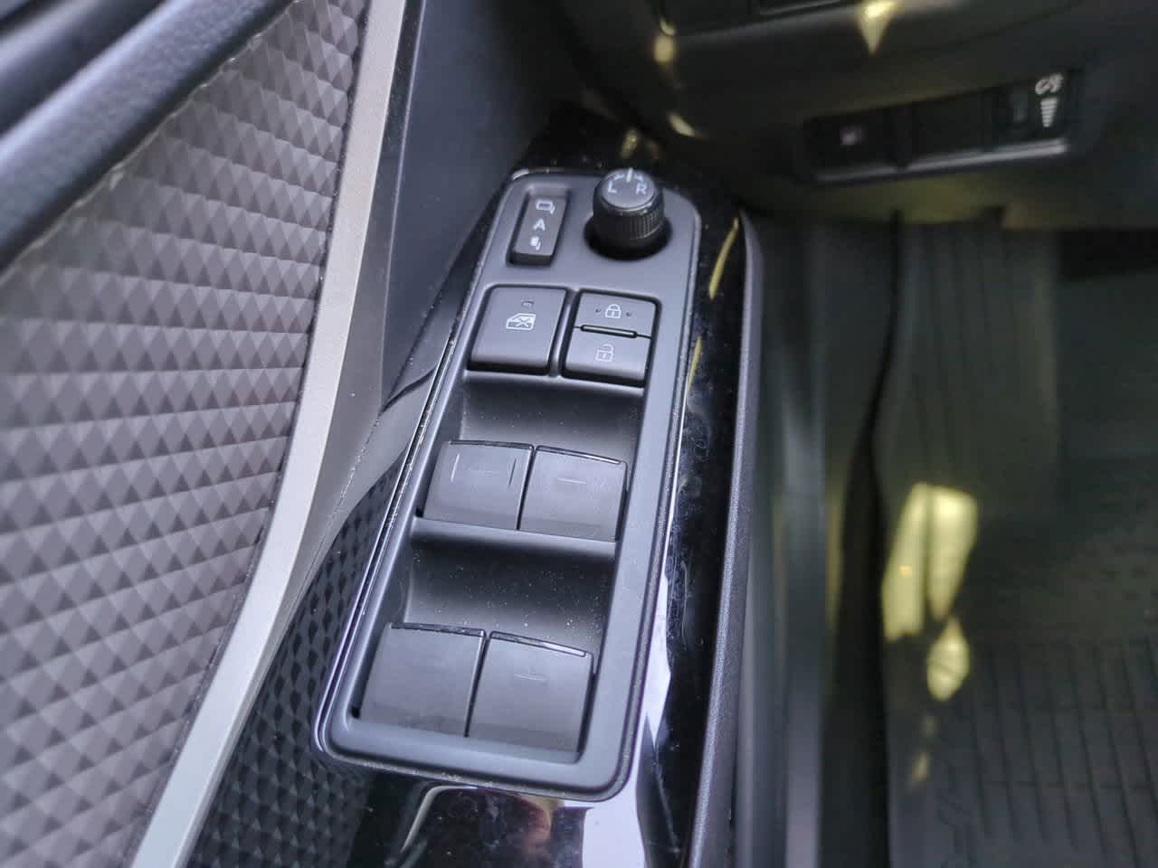 Thumbnail: 2022 Toyota C-HR - 22