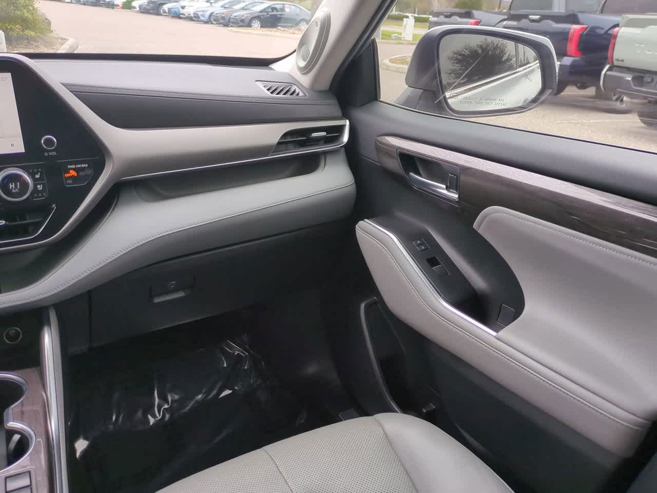 Thumbnail: 2023 Toyota Highlander - 17