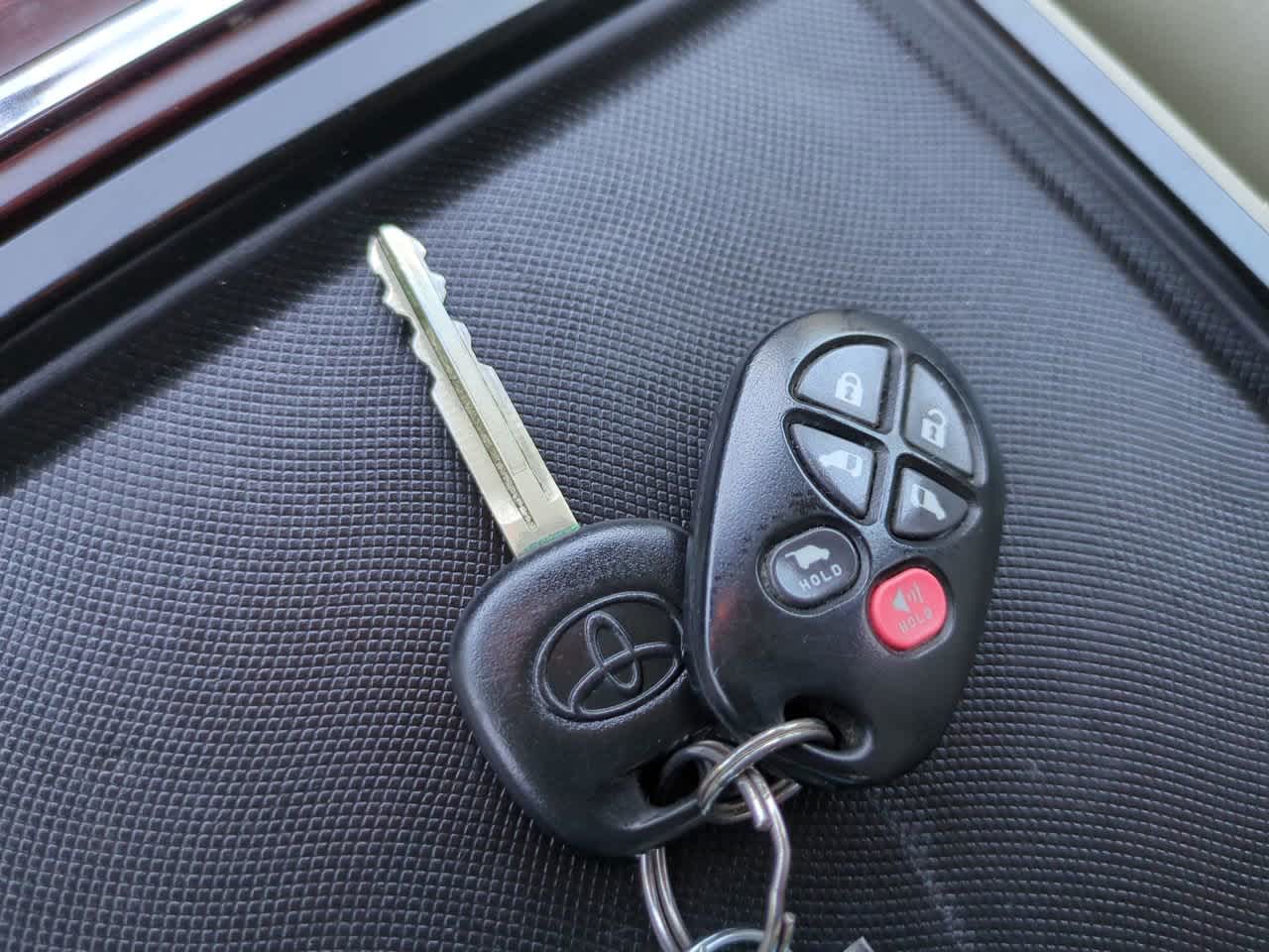 Thumbnail: 2014 Toyota Sienna - 27