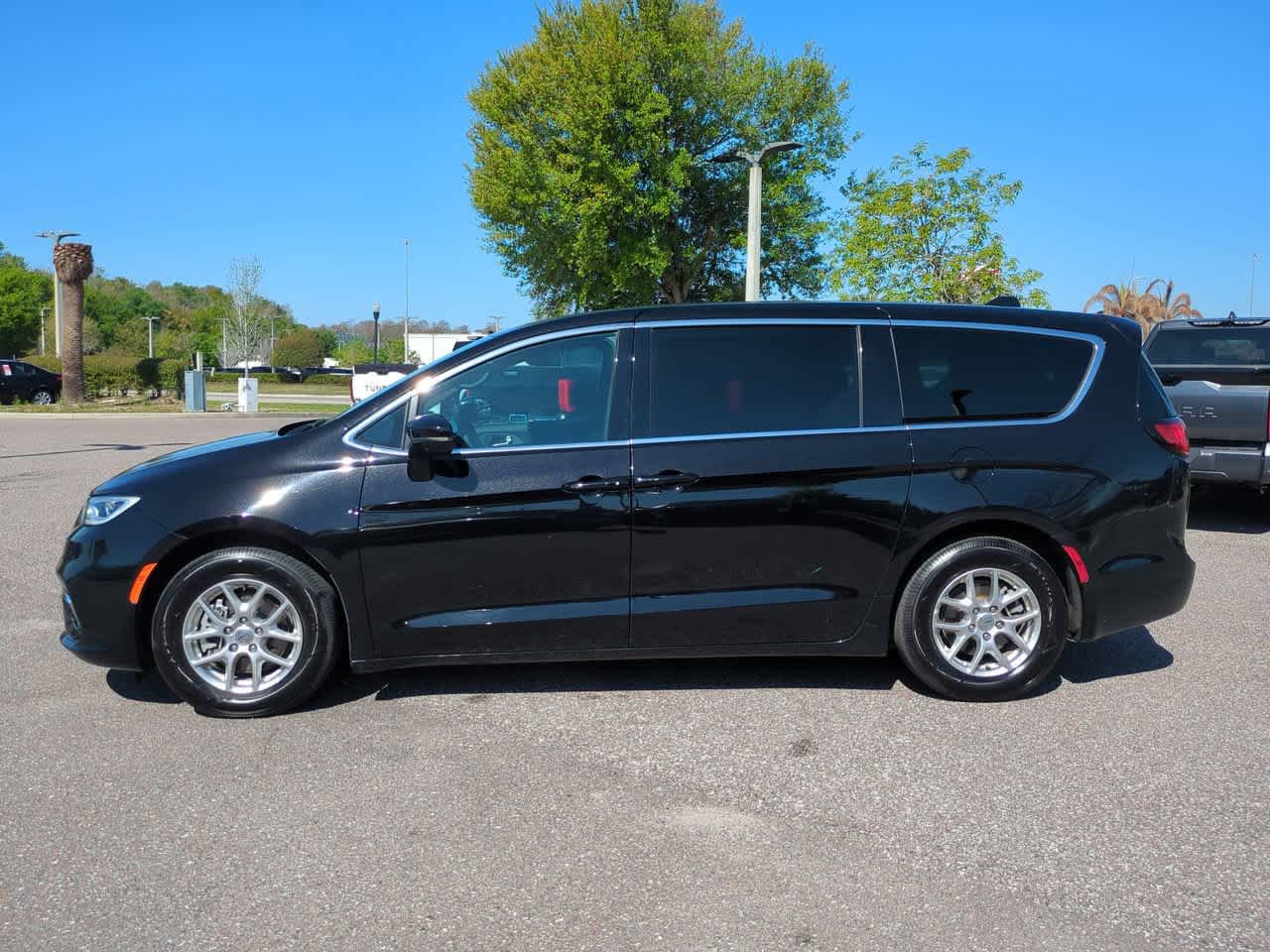 Thumbnail: 2025 Chrysler Pacifica - 3