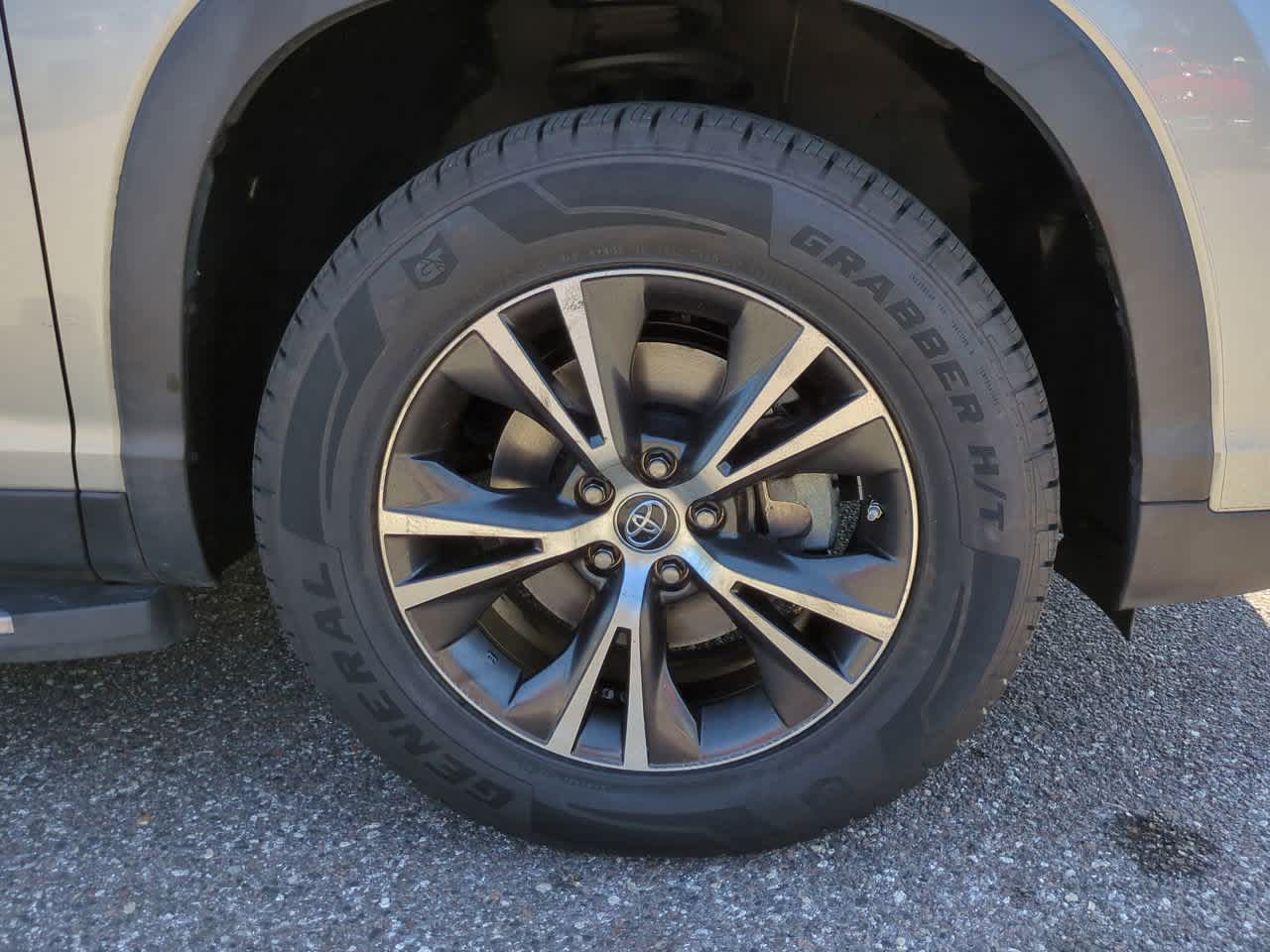 Thumbnail: 2019 Toyota Highlander - 10