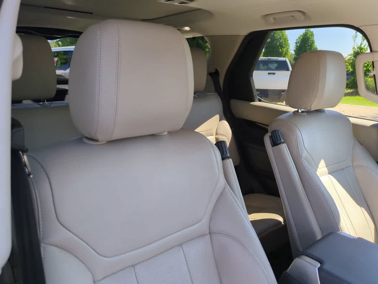 Thumbnail: 2017 Land Rover Discovery - 6