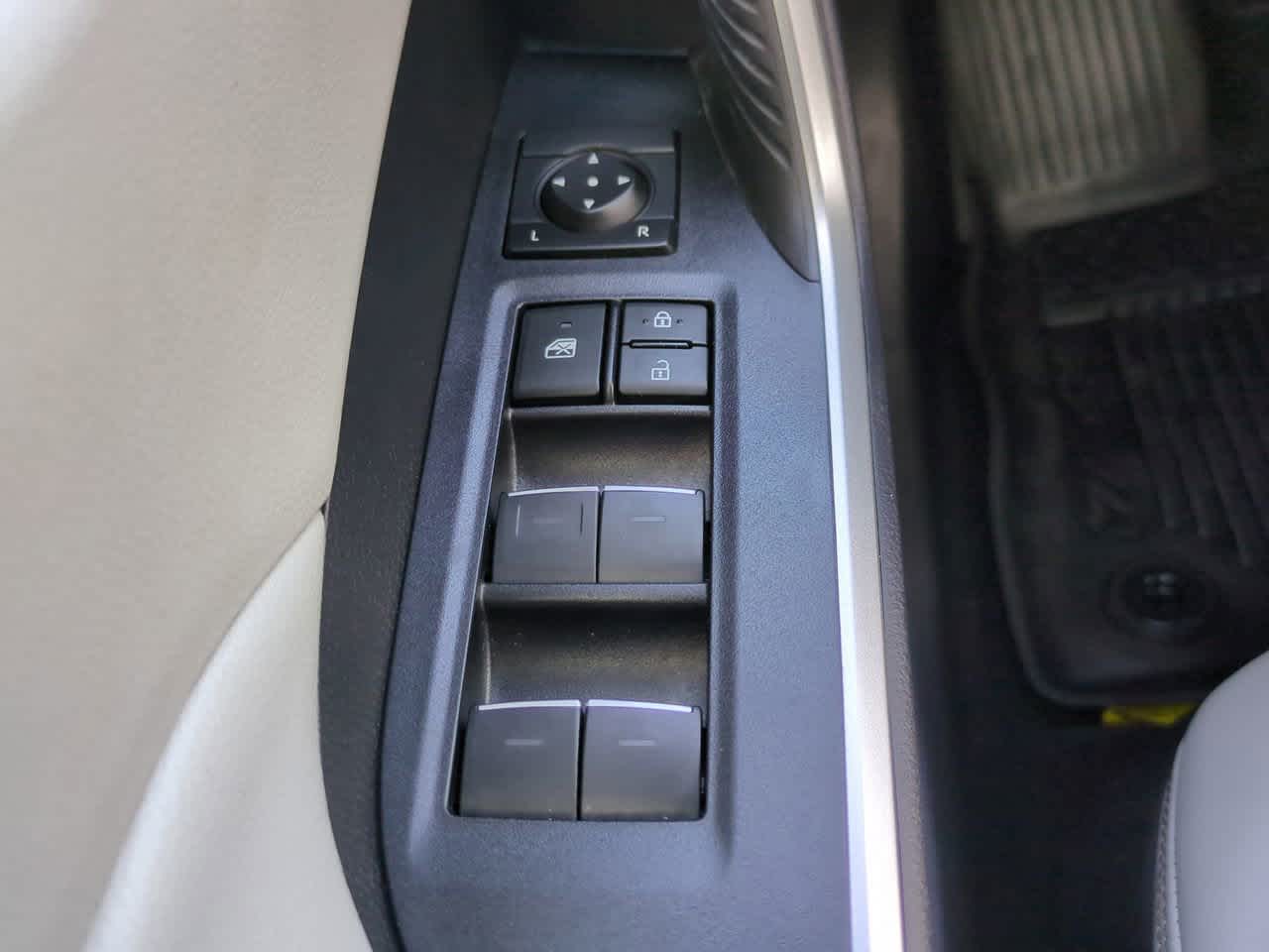 Thumbnail: 2022 Toyota RAV4 - 22