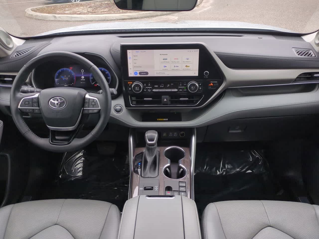 Thumbnail: 2023 Toyota Highlander - 15