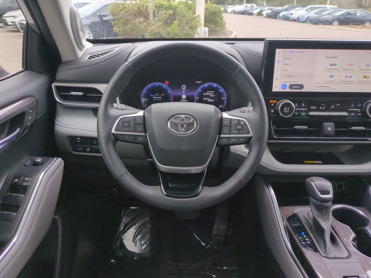 Thumbnail: 2023 Toyota Highlander - 16