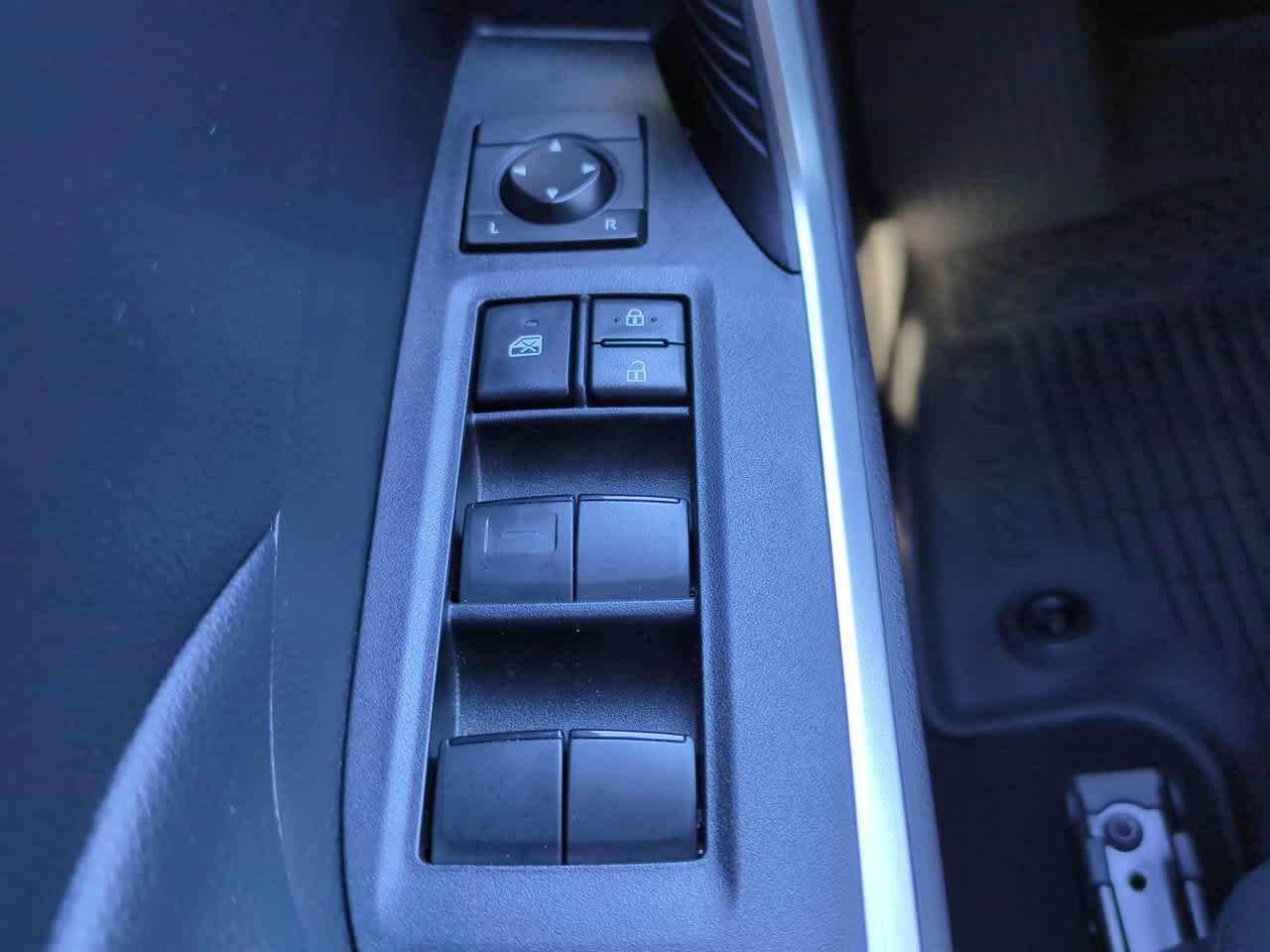 Thumbnail: 2022 Toyota RAV4 - 21