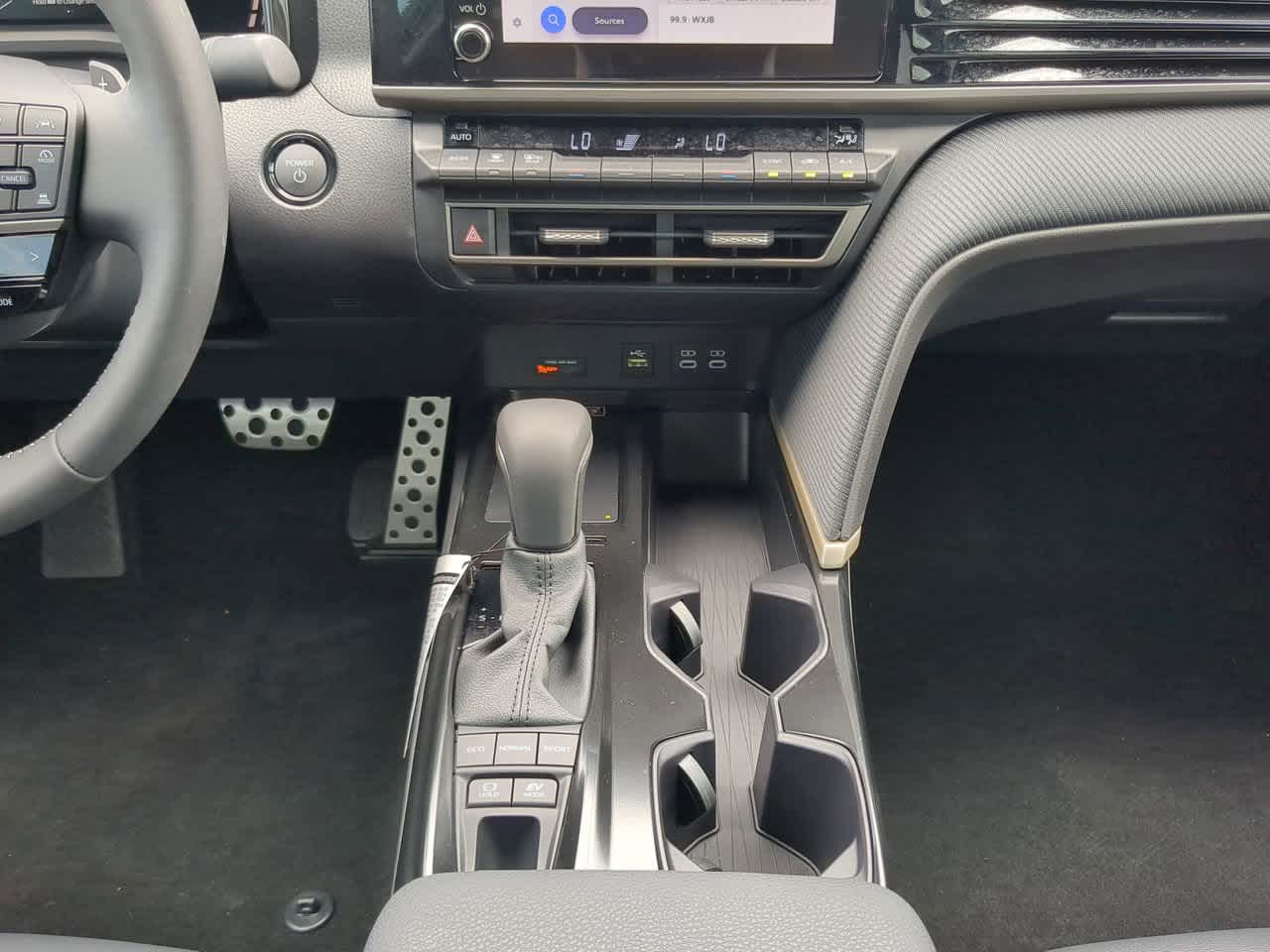 2025 Toyota Camry SE 18