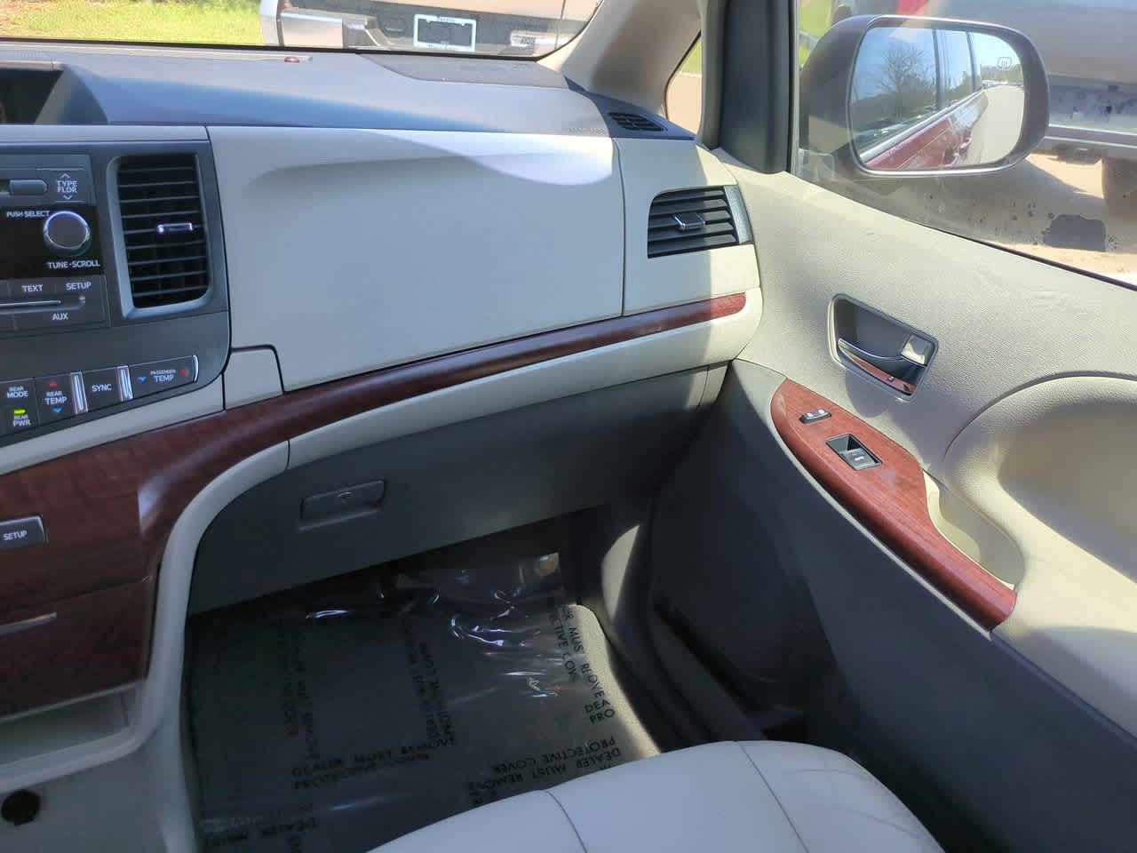 Thumbnail: 2014 Toyota Sienna - 17