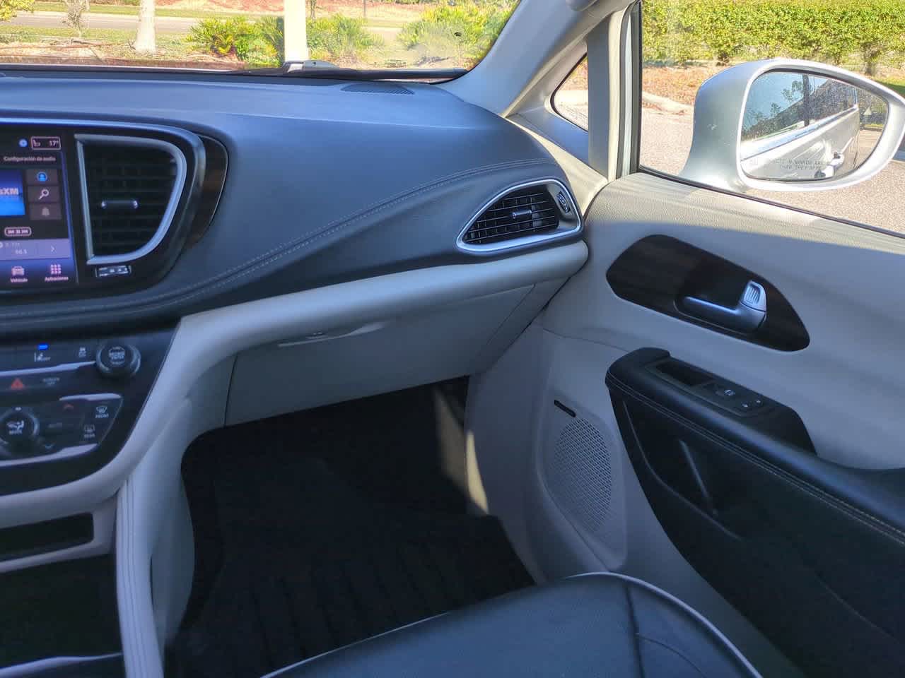 Thumbnail: 2022 Chrysler Pacifica - 17