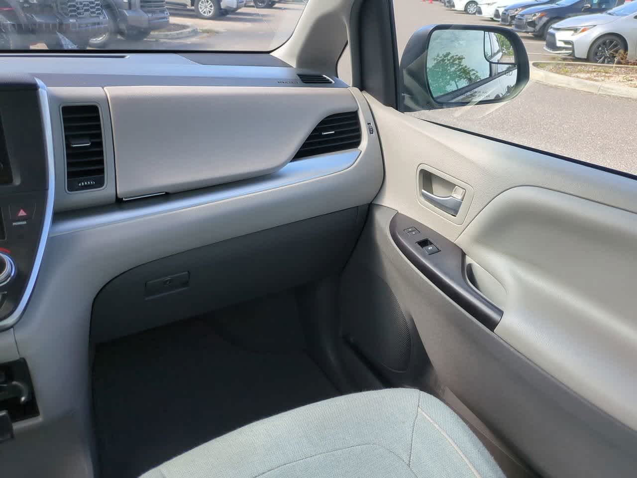 Thumbnail: 2017 Toyota Sienna - 17