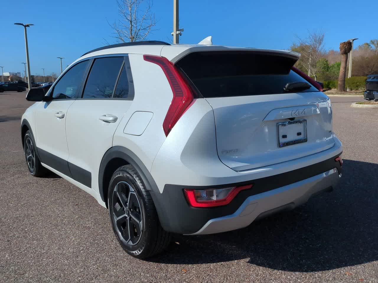 Thumbnail: 2023 Kia Niro - 4