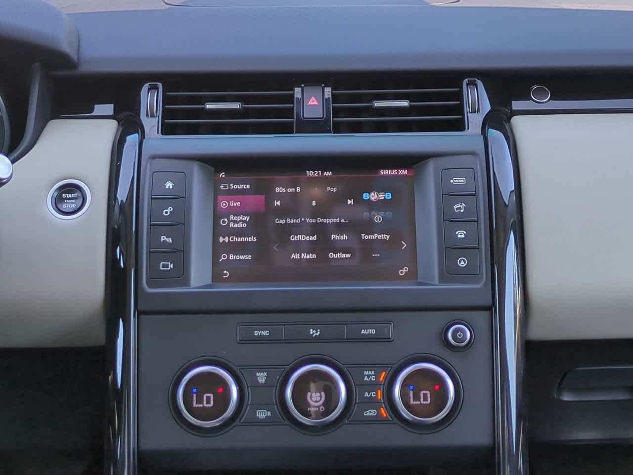 Thumbnail: 2017 Land Rover Discovery - 16
