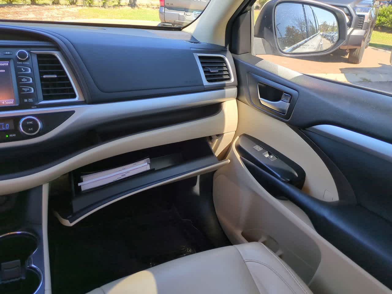 Thumbnail: 2017 Toyota Highlander - 17