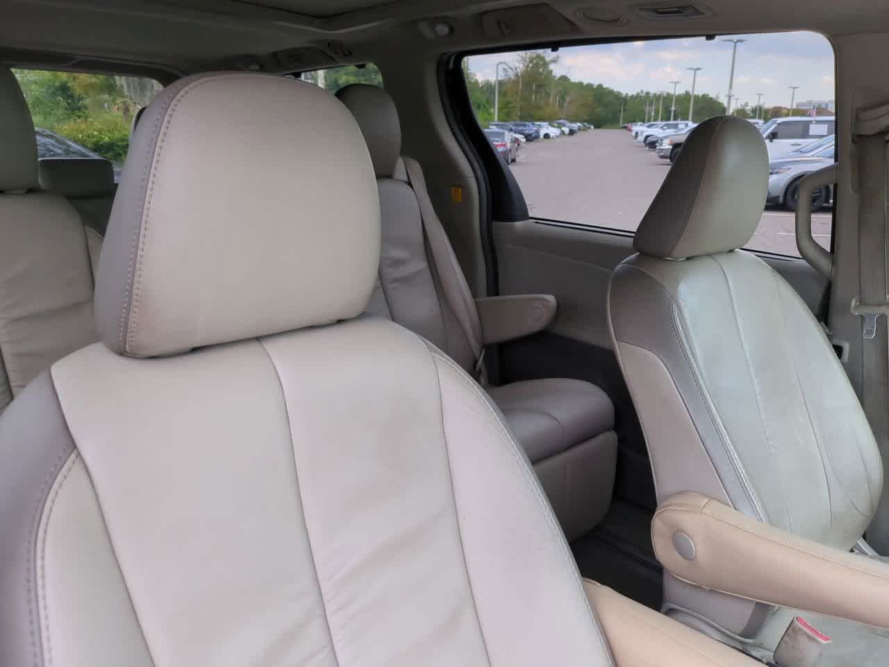 Thumbnail: 2011 Toyota Sienna - 7
