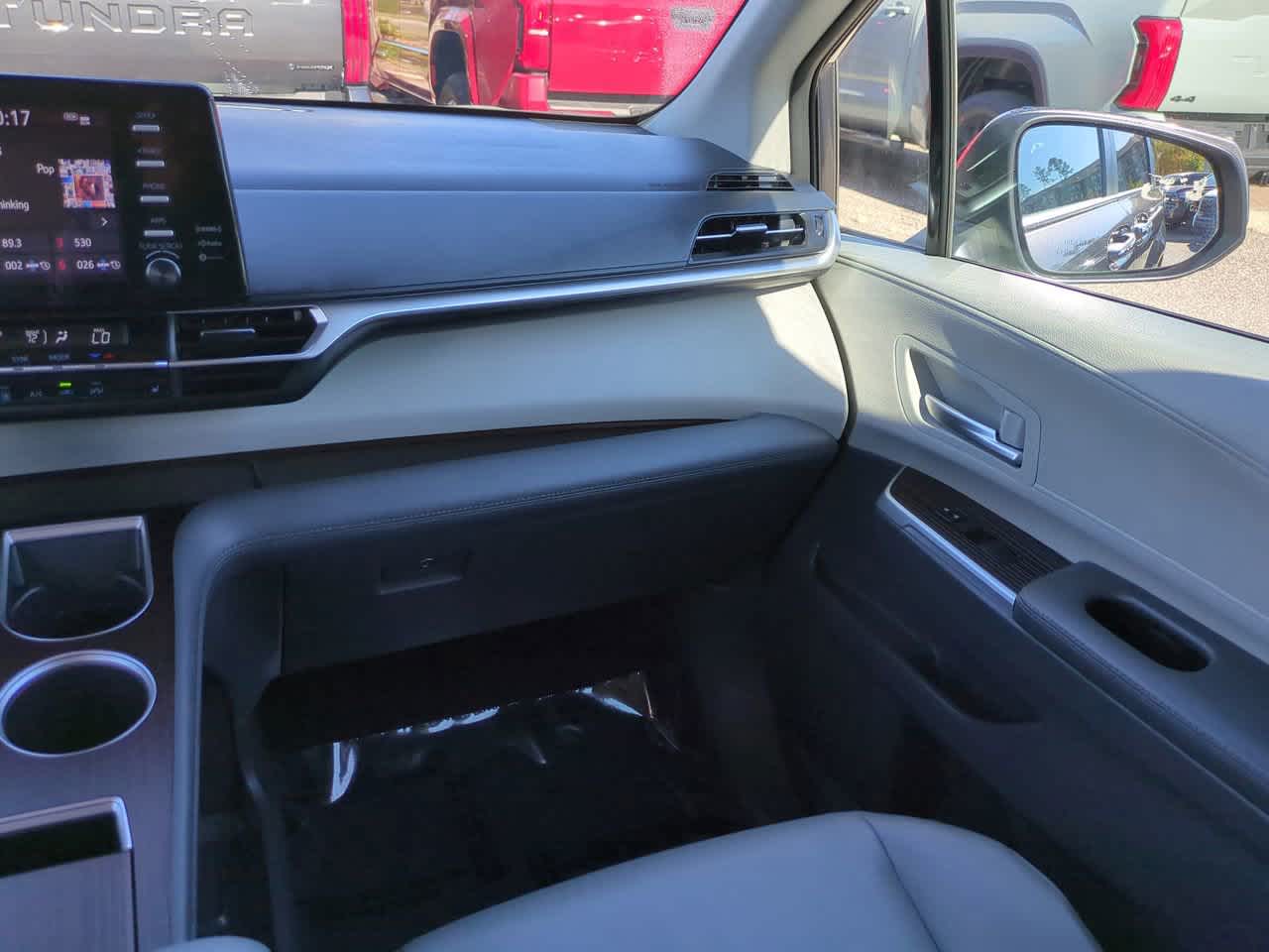 Thumbnail: 2024 Toyota Sienna - 17