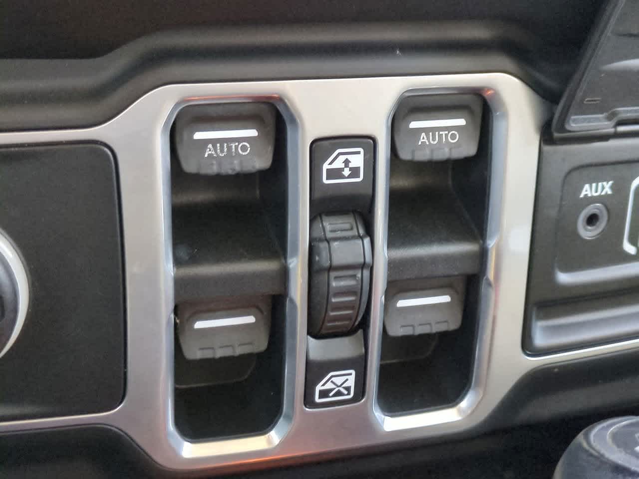 Thumbnail: 2018 Jeep Wrangler - 23