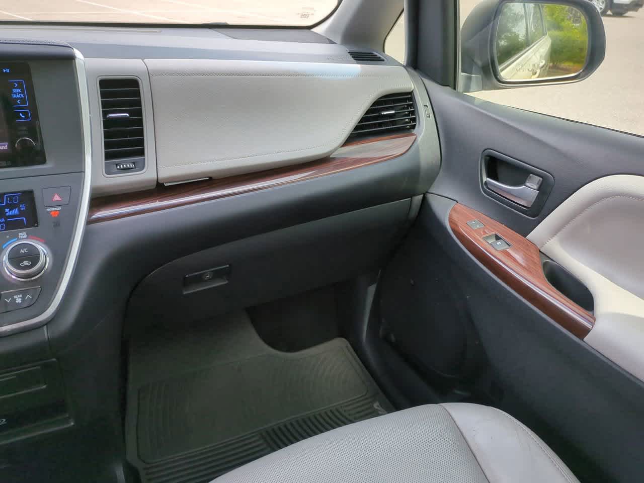 2015 Toyota Sienna Limited 17