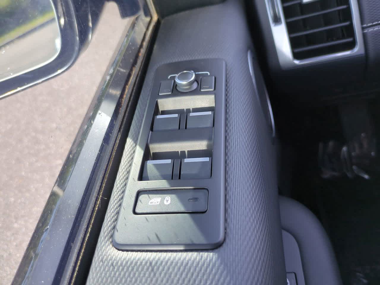 Thumbnail: 2021 Land Rover Discovery - 24