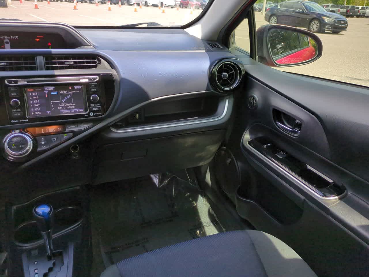 Thumbnail: 2016 Toyota Prius c - 16